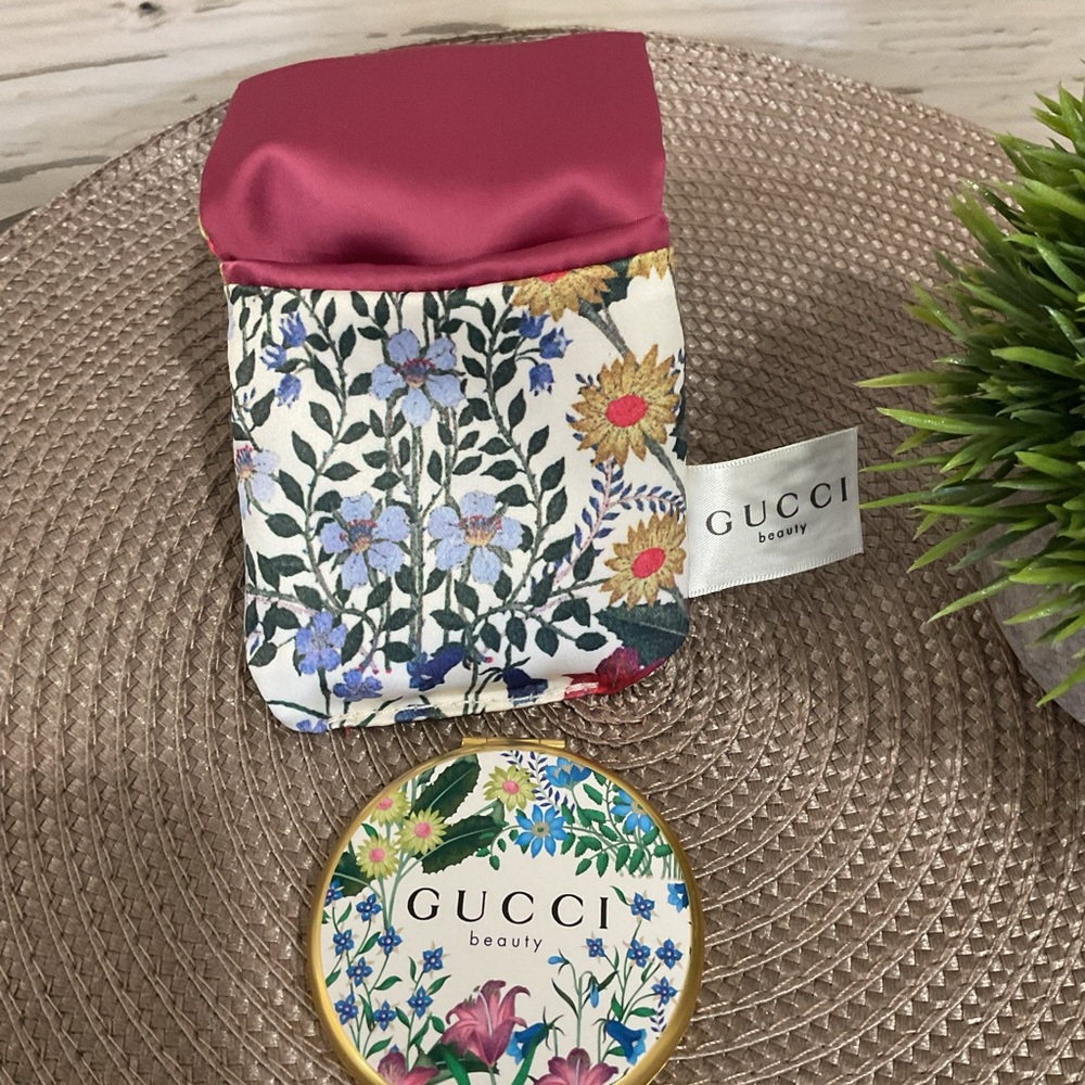 Gucci Gold Floral Compact Mirror with Red Pouch - Picture 3 of 8